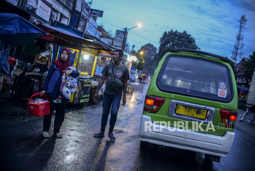 Pemerintah Kota Bogor, Jawa Barat, mempertimbangkan mengkonversi atau mengganti angkutan umum kota (angkot) berbahan bakar minyak (BBM) dengan angkot berdaya listrik untuk mendukung langkah pemerintah pusat beralih dari ketergantungan energi fosil ke listrik.