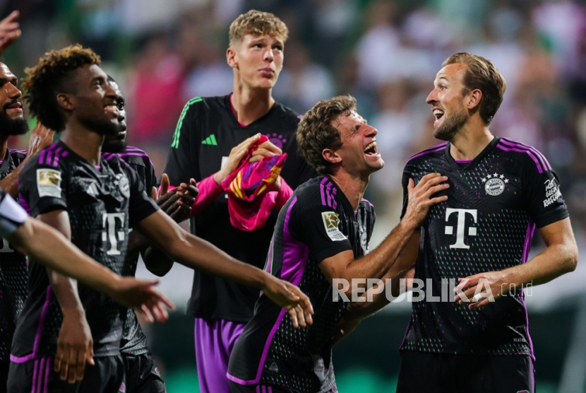 Harry Kane (kanan) merayakan kemenangan bersama rekan-rekannya di Bayern Munchen, Sabtu (19/8/2023). 