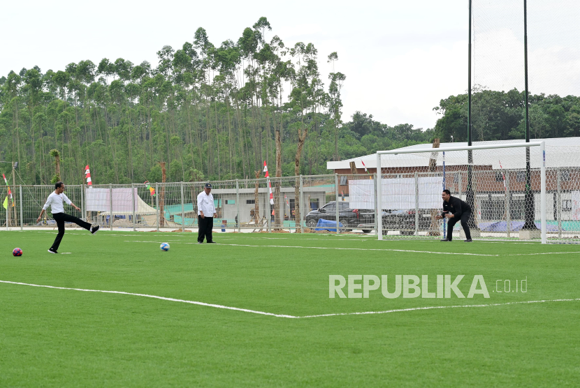 President Joko Widodo kicks a ball while reviewing the field of the national training center PSSI in the capital of Nusantara, East Kalimantan, Tuesday (13/8/2024). President Jokowi said the Indonesian national team will use the training center in September 2024.