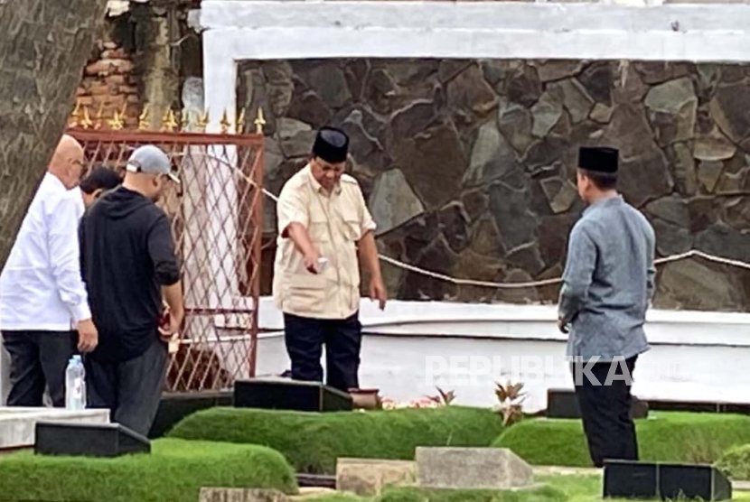 Capres Prabowo Subianto saat menziarahi makam bapaknya, Soemitro Djojohadikusumo di TPU Karet Bivak, Jakarta Pusat, Kamis (15/2/2024).