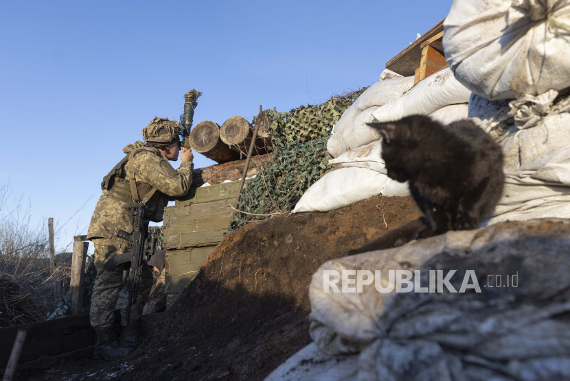 Seorang tentara Ukraina di parit di garis pemisah dari pemberontak pro-Rusia, wilayah Donetsk, Ukraina, Sabtu, 8 Januari 2022. Dua tentara Ukraina tewas akibat ledakan di wilayah timur negara itu.
