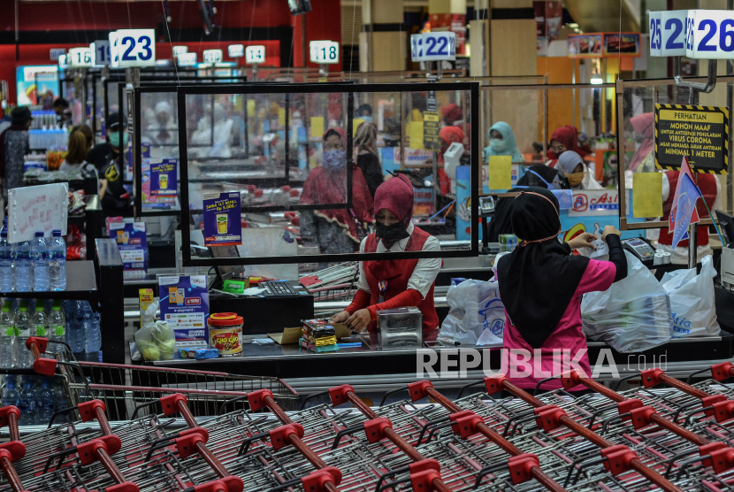 Manajemen Super Market Asia Plaza memasang penyekat transparan di seluruh layanan pembayaran (kasir) sebagai protokol kesehatan di Kota Tasikmalaya, Jawa Barat, Kamis (28/5/2020). Pemerintah Kota (Pemkot) Tasikmalaya berencana melakukan uji cepat (rapid test) Covid-19 secara massal. 