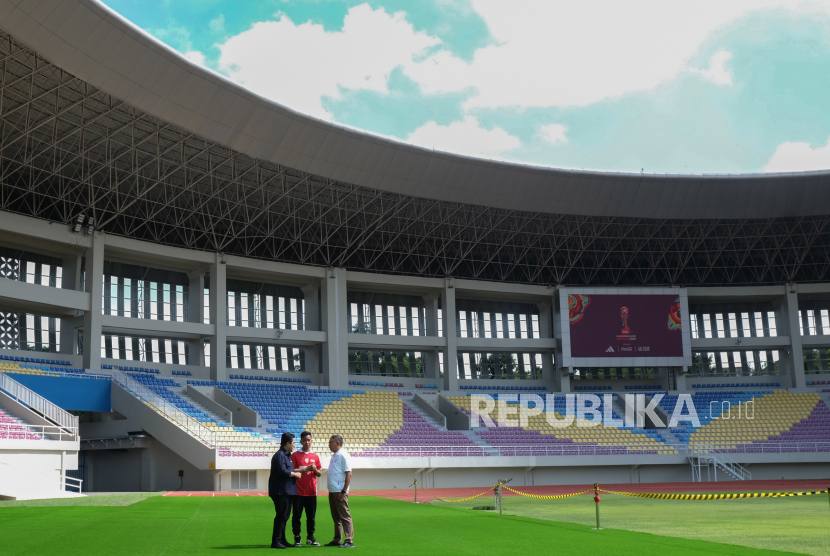 Zainudin Amali (kanan) bersama Ketua Umum PSSI Erick Thohir (kiri) dan Wali Kota Solo Gibran Rakabuming Raka (tengah) meninjau kesiapan Stadion Manahan Solo di Jawa Tengah, Ahad (12/3/2023). Stadion Manahan dipersiapkan menjadi salah satu venue gelaran akbar Piala Dunia U-20 2023 di Indonesia.  