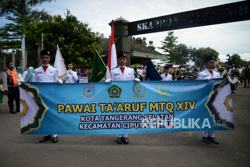 Sejumlah peserta mengikuti pawai Taaruf Musabaqah Tilawatil Quran (MTQ) Ke-XIV Kota Tangerang Selatan (Tangsel), Rabu (8/2/2023). 