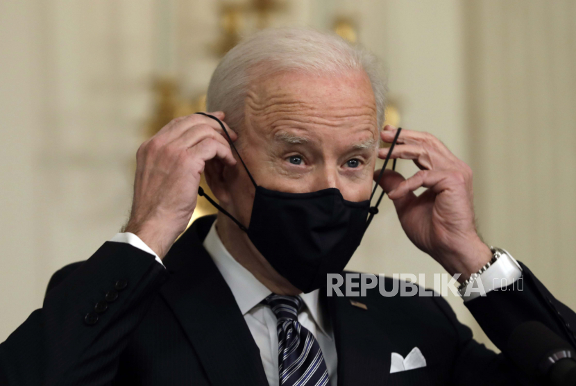Joe Biden Ajak Pemuka Agama Promosikan Vaksinasi. Foto:  Presiden AS Joe Biden mengenakan masker pelindung wajah setelah menyampaikan pernyataan tentang penerapan Rencana Penyelamatan Amerika, di Gedung Putih di Washington, DC, AS, 15 Maret 2021.