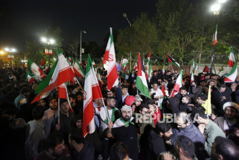 Masyarakat Iran merayakan serangan drone ke Israel.