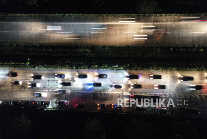 Foto udara sejumlah kendaraan melintas di ruas Jalan Tol Cikopo-Palimanan, Subang, Jawa Barat, Kamis (28/4/2022). Polri menerapkan kebijakan jalur satu arah atau 