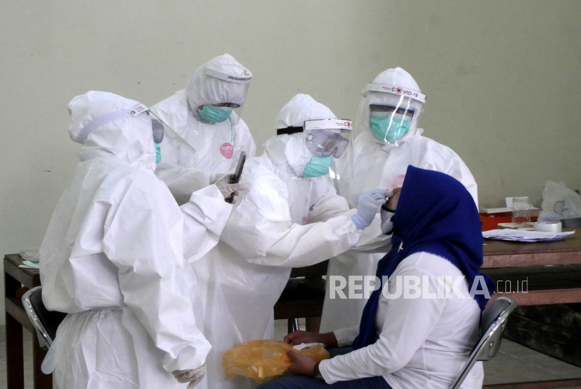 Petugas Medis melakukan test SWAB ke pedagang pasar di Balai Desa Condong Catur, Yogyakarta, Selasa (9/6). Rapid diagnostic test (RDT) dan SWAB dilakukan Dinas Kesehatan Sleman serentak di beberapa titik untuk pedagang pasar tradisional