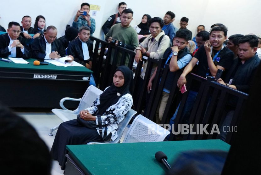 Guru honorer SD Negeri 4 Baito Supriyani bersiap menjalani persidangan di ruang sidang Pengadilan Negeri Andoolo, Konawe Selatan, Sulawesi Tenggara, Senin (28/10/2024). Sidang kasus dugaan penganiayaan kepada murid kelas 1 SD Negeri 4 Baito Kabupaten Konawe Selatan itu beragendakan penyampaian eksepsi Supriyani. 