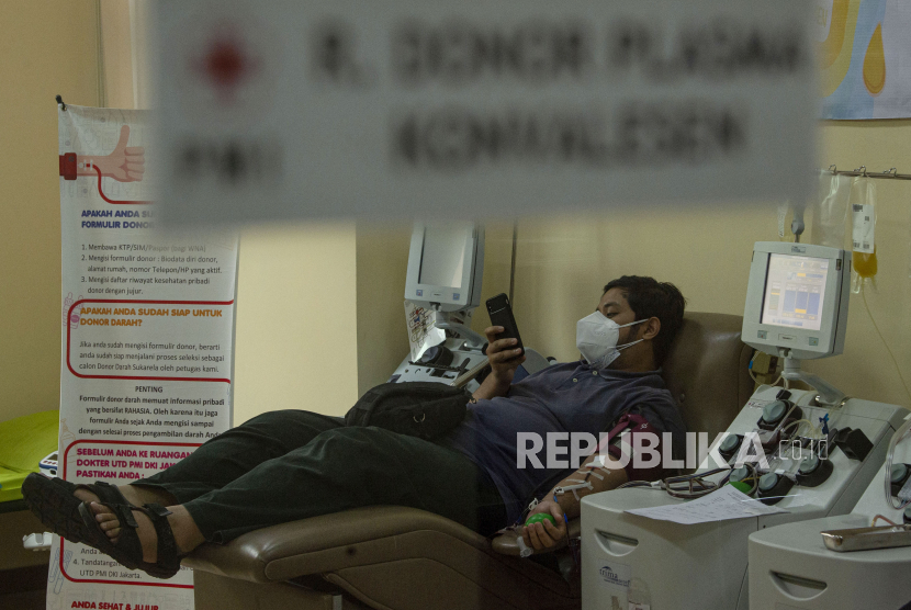 Penyintas COVID-19 mendonorkan plasma konvalesennya di PMI DKI Jakarta, Jakarta, Selasa (19/1/2021). Pemerintah mencanangkan donasi plasma konvalesen sebagai gerakan nasional untuk membantu pasien yang masih berjuang untuk sembuh dari COVID-19. 