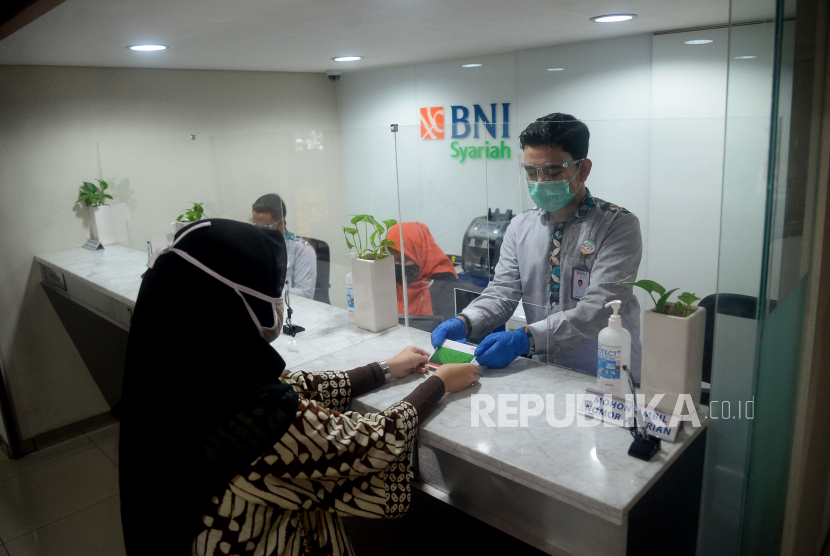 Nasabah melakukan transaksi di Bank BNI Syariah, Jakarta, Rabu (14/10). NI Syariah mencatat laba sebesar Rp 387 miliar pada kuartal III 2020, turun dari Rp 461,96 miliar pada kuartal III 2019. Prayogi/Republika