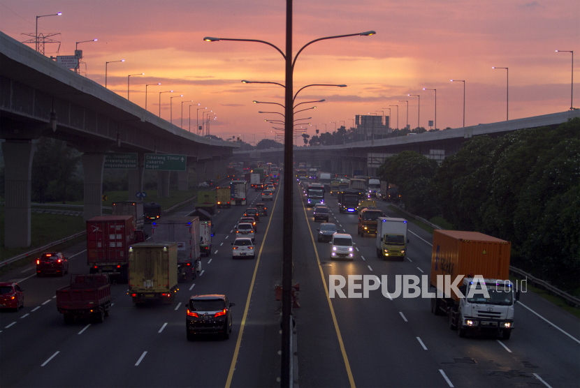 Sejumlah kendaraan melaju di tol Jakarta - Cikampek KM 47, Karawang, Jawa Barat, Kamis (11/2/2021). PT Jasa Marga memprediksi puncak arus lalu lintas keluar Jabodetabek pada periode libur Tahun Baru Imlek mencapai 593 ribu kendaraan. 