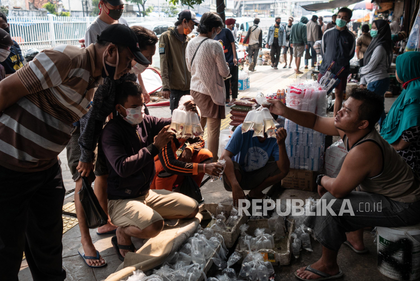 Suasana pasar ikan hias di kawasan Jatinegara, Jakarta, Ahad (19/4). Meski pembatasan sosial berskala besar (PSBB) telah diterapkan namun kawasan pasar ikan hias tersebut masih dipadati pengunjung