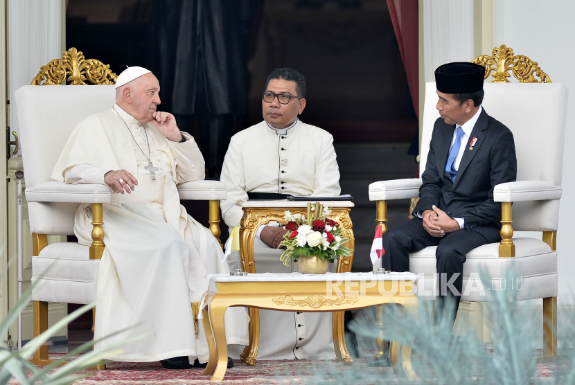 Presiden Joko Widodo (kanan) dan Pemimpin Gereja Katolik Dunia Paus Fransiskus melakukan pertemuan di veranda Istana Merdeka, Jakarta, Rabu (4/9/2024). Pertemuan Presiden Jokowi dan Paus Fransiskus tersebut membahas hubungan bilateral Indonesia dan Vatikan sekaligus membahas isu-isu global, khususnya perdamaian dunia.