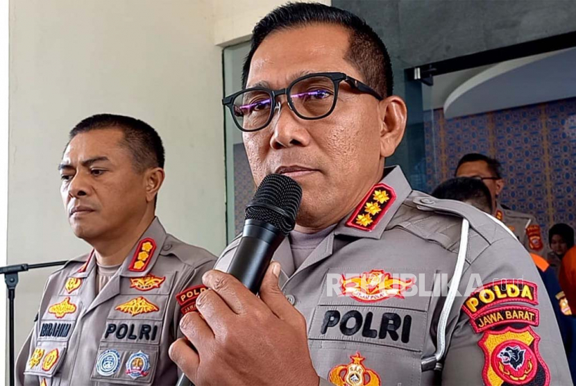 Dirlantas Polda Jawa Barat Kombes Pol Wibowo didampingi Kabid Humas Polda Jabar Ibrahim Tompo 