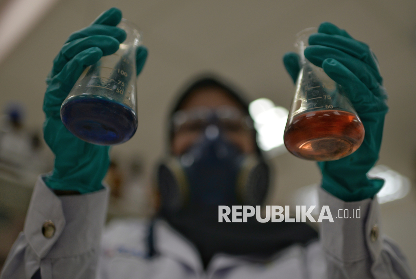 Pekerja melakukan proses pengujian laboratorium di Cilacap, Jawa Tengah.