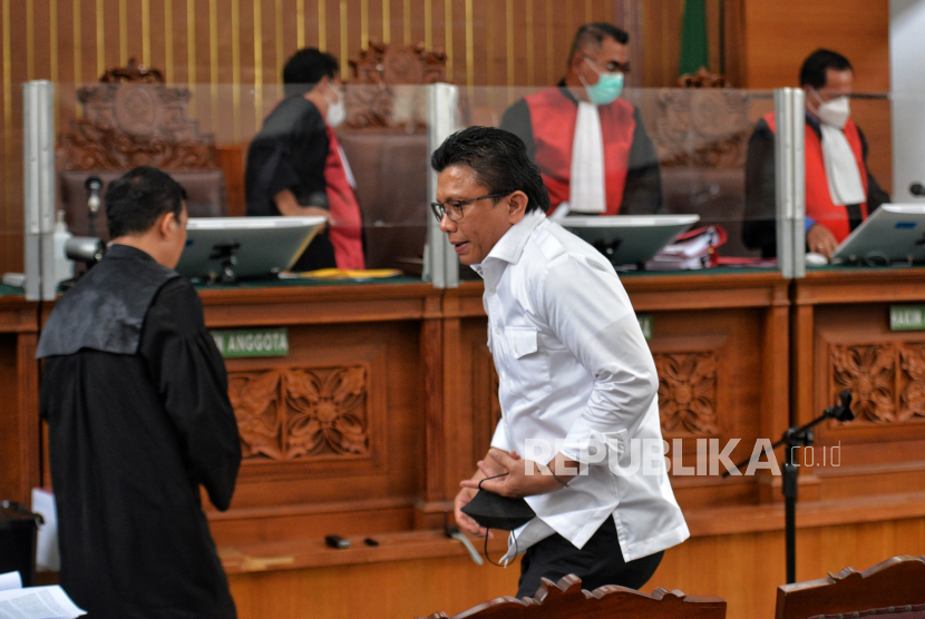Terdakwa Ferdy Sambo bersiap memberikan keterangan saksi dalam sidang lanjutan dengan terdakwa Richard Eliezer, Kuat Maruf dan Ricky Rizal di Pengadilan Negeri Jakarta Selatan, Rabu (7/12/2022). Jaksa penuntut umum (JPU) menghadirkan terdakwa Ferdy Sambo dan Kepala Biro Provos Divpropam Polri Brigjen Benny Ali sebagai saksi dalam sidang lanjutan terkait perkara dugaan pembunuhan berencana terhadap Brigadir Nofriansyah Yosua Hutabarat alias Brigadir J. Republika/Thoudy Badai