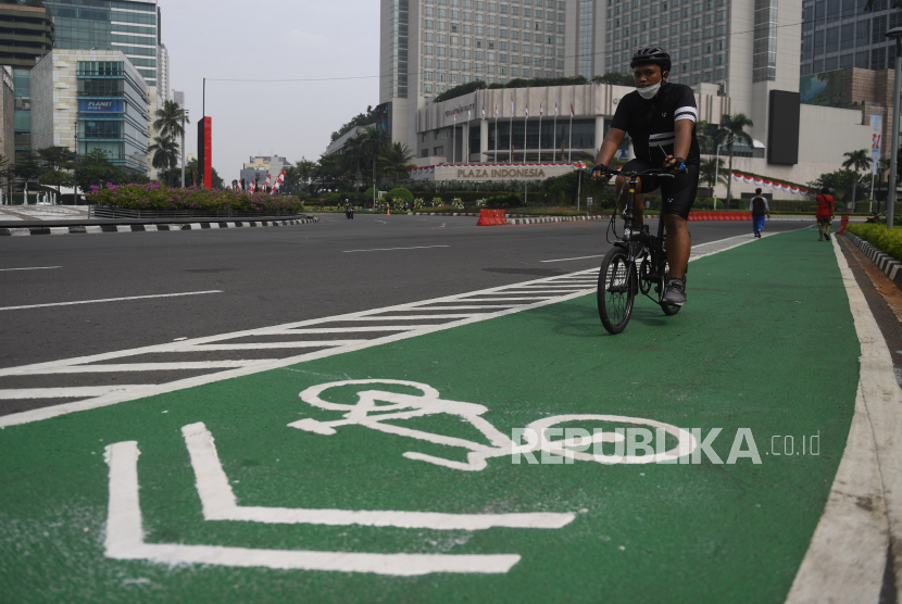 Warga bersepeda di kawasan Bundaran HI saat pemberlakuan PPKM Level 3 di Jakarta, Ahad (29/8/2021). 