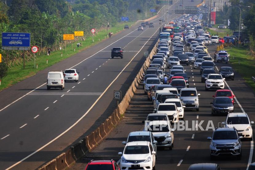 Sejumlah kendaraan yang akan menuju puncak melintas di Ciawi, Kabupaten Bogor, Jawa Barat, Sabtu (16/6).