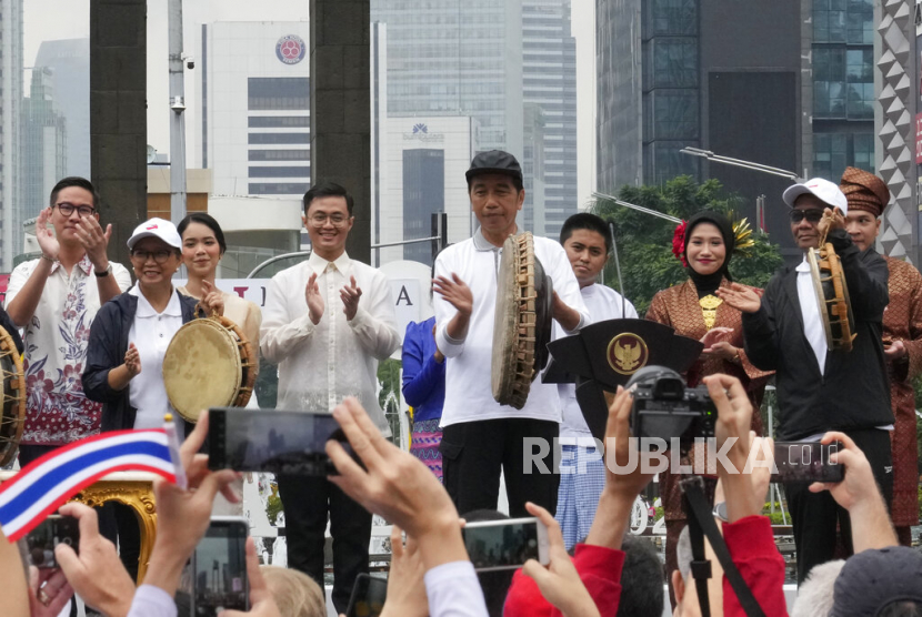  Presiden Joko Widodo (tengah) menabuh genderang saat upacara pembukaan Kick Off ASEAN Indonesia 2023 di Jakarta, Ahad (29/1/2023). Indonesia akan memimpin Perhimpunan Bangsa Bangsa Asia Tenggara, ASEAN, untuk tahun 2023.