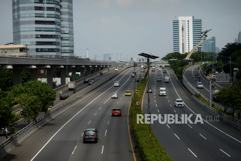 Kendaraan melintasi di Jalan MT Haryono, Jakarta (ilustrasi).