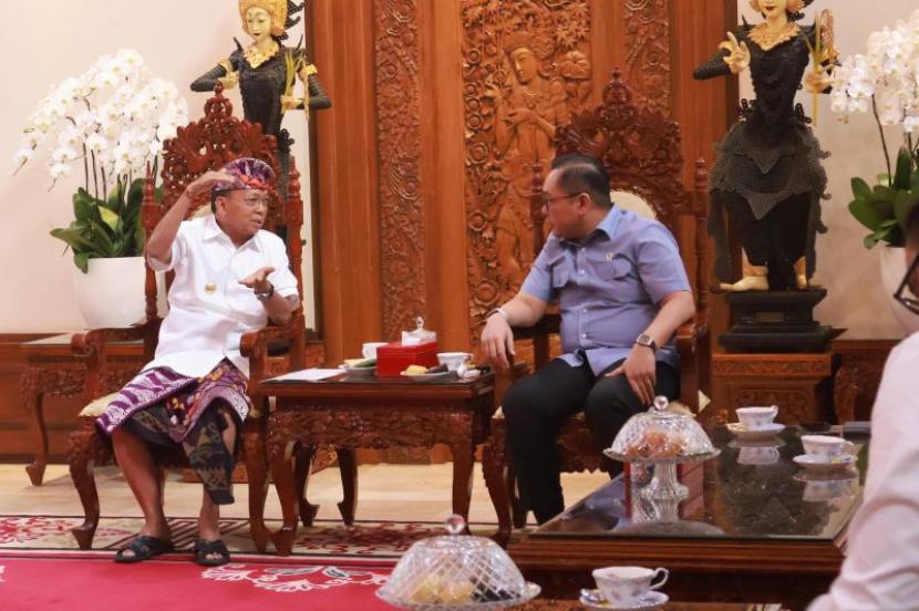 Gubernur Bali Adukan Investasi Asing yang Rugikan Usaha Rakyat