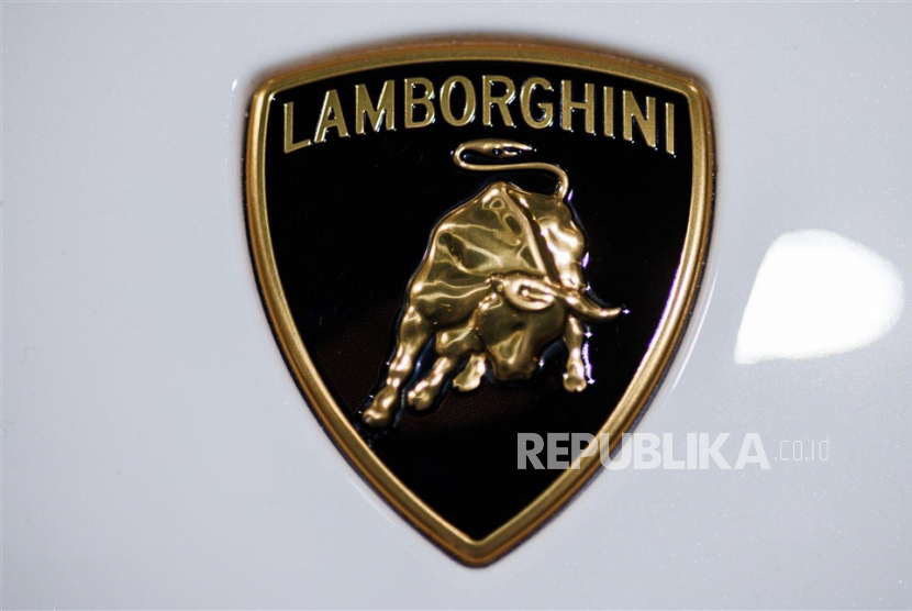 Logo Lamborghini di bagian depan mobil pada Rapat Umum Tahunan Volkswagen di Berlin, Jerman, Rabu (10/5/2023). 