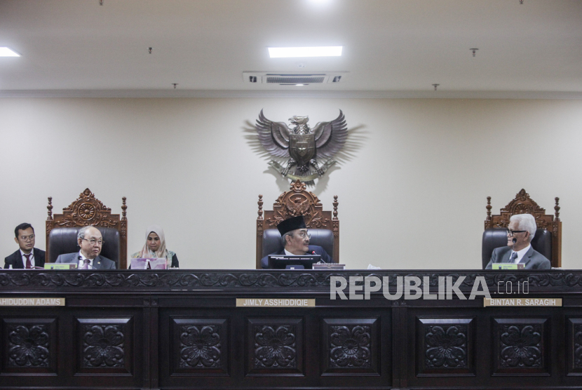 Ketua Majelis Kehormatan Mahkamah Konstitusi (MKMK) Jimly Asshiddiqie (tengah) bersama anggota MKMK Wahiduddin Adams (kiri) dan Bintan R. Saragih (kanan) berbincang disela sidang pendahuluan dugaan pelanggaran kode etik hakim konstitusi di Gedung Mahkamah Konstitusi, Jakarta, Selasa (31/10/2023). Sidang pendahuluan dugaan pelanggaran etik hakim konstitusi yang beragendakan mendengarkan keterangan empat pelapor dari Integrity, Constitutional and Administrative Law Society, LBH Yusuf dan Zico.