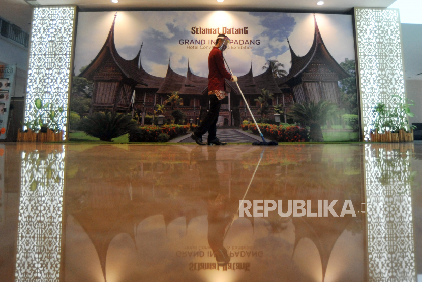 Petugas hotel menggunakan pelindung wajah membersihkan lantai di Hotel Grand Inna, Padang, Sumatra Barat. Jaringan hotel di bawah PT Hotel Indonesia Natour (Persero) atau Inna Group di Jawa dan Sumatra disebut masih mendapatkan tamu.