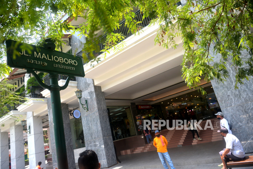 Pintu masuk sebelah Utara Mal Malioboro, Yogyakarta, Selasa (13/9/2022). Badan Pusat Statistik (BPS) mencatat Tingkat Penghunian Kamar (TPK) hotel klasifikasi bintang di Indonesia pada Desember 2022 mencapai 56,90 persen. 