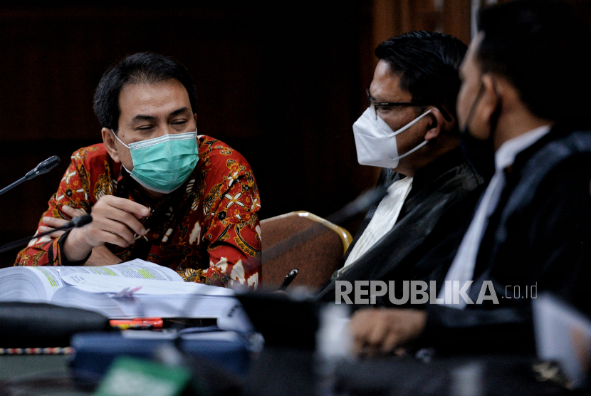 Terdakwa Azis Syamsuddin (kiri) saat menjalani sidang lanjutan terkait kasus dugaan suap mantan penyidik KPK di Pengadilan Tipikor, Jakarta, Senin (13/12). Sidang tersebut beragendakan mendengarkan keterangan saksi yang dihadirkan Jaksa Penuntut Umum (JPU) atas kasus dugaan suap kepada penyidik KPK AKP Stepanus Robin Pattuju untuk penanganan perkara korupsi di Lampung Tengah.