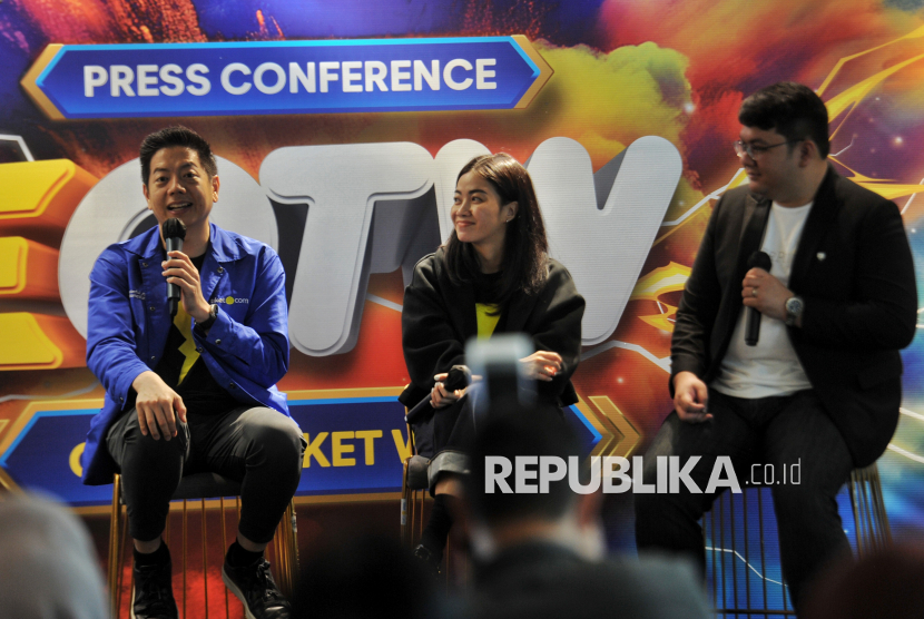 Co-Founder dan Chief Marketing Officer tiket.com, Geary Undarsa (kiri) bersama SVP of Brand Marketing tiket.com Maria Risa Puspitasari (tengah) dan Travel Hack Specialist PinterPoin Eric Valega (kanan) menyampaikan keterangan pers dalam acara Online Tiket Week (OTW) di Jakarta, Selasa (18/2/2025). Dalam konferensi pers tersebut, tiket.com resmi kembali menggelar program OTW bertemakan Harga Gledek Termeriah yang ditujukan bagi penggunanya dengan membagikan potongan harga hingga 50 persen dan cashback 3 juta yang berlangsung mulai 19-28 Februari 2025 mulai pukul 12.00-14.00 WIB dan 18.00 hingga 21.00 WIB.