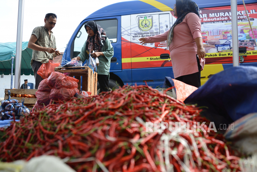 Warga membeli cabai merah saat Operasi Pasar Murah Keliling Masuk Desa di Banda Aceh, Aceh, Selasa (23/5/2023). Harga cabai merah keriting terpantau cenderung stabil pada H-5 Idul Adha.