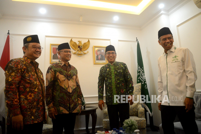 (From left) PP Muhammadiyah General Secretary Abdul Muti, PP Muhammadiyah General Chairman Haedar Nashir, PBNU General Chairman Yahya Cholil Staquf, and PBNU Chairman Amin Said Husni talk before meeting at PBNU office, Jakarta, Thursday (25/5/2023). The meeting between the two leaders of the Islamic ormas was basically to meet to discuss the latest developments in the country.