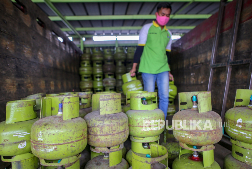 Pekerja mengangkut tabung gas elpiji 3 kg di Pangkalan Gas di Cipondoh, Kota Tangerang, Banten.