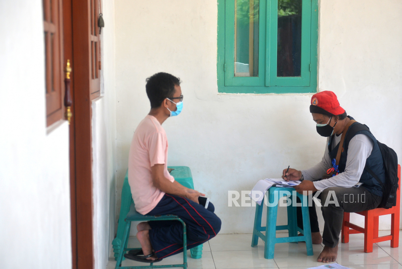 Petugas sensus menanyai warga saat Sensus Penduduk 2022 oleh BPS di Yogyakarta, Selasa (24/5/2022). 