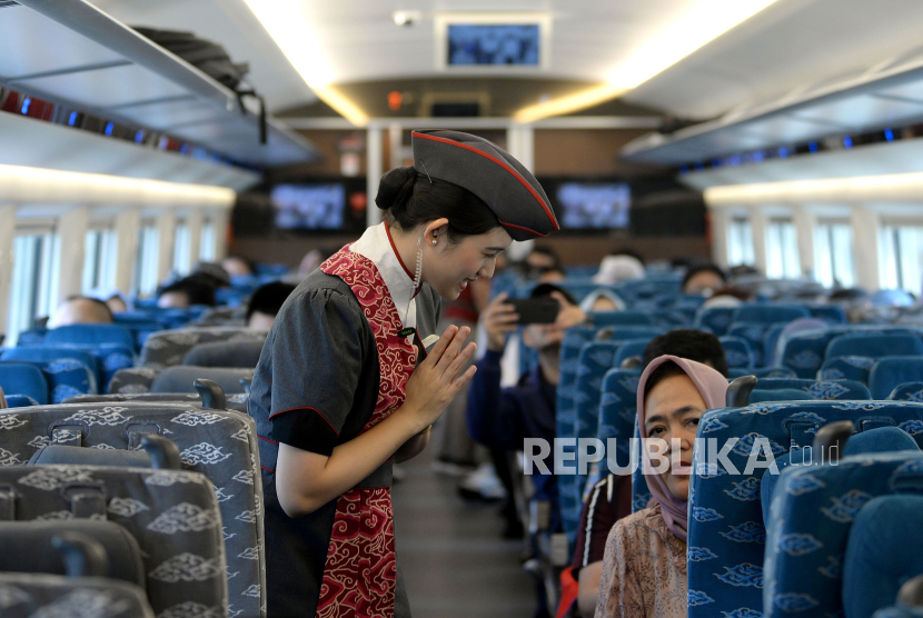 Petugas menyapa penumpang kereta cepat Whoosh di Stasiun Halim, Jakarta, Jumat (13/10/2023). 