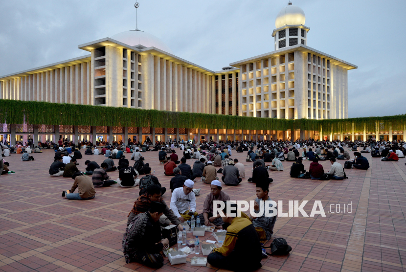 Umat Muslim mengikuti buka puasa bersama perdana yang disediakan Masjid Istiqlal di Jakarta, Kamis (19/2/2026). Selama bulan Ramadhan 1447 Hijriah, Masjid Istiqlal menyediakan sebanyak 4.000 hingga 5.000 paket nasi kotak pada hari Senin hingga Kamis sementara Jumat, Sabtu, Ahad disediakan antara 7.000 sampai 10.000 paket nasi kotak sebagai menu untuk buka puasa gratis. 
