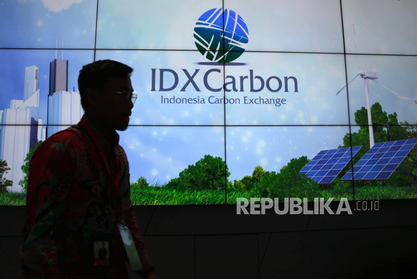 Seseorang berjalan saat upacara pembukaan Bursa Karbon Indonesia di Jakarta, Indonesia.