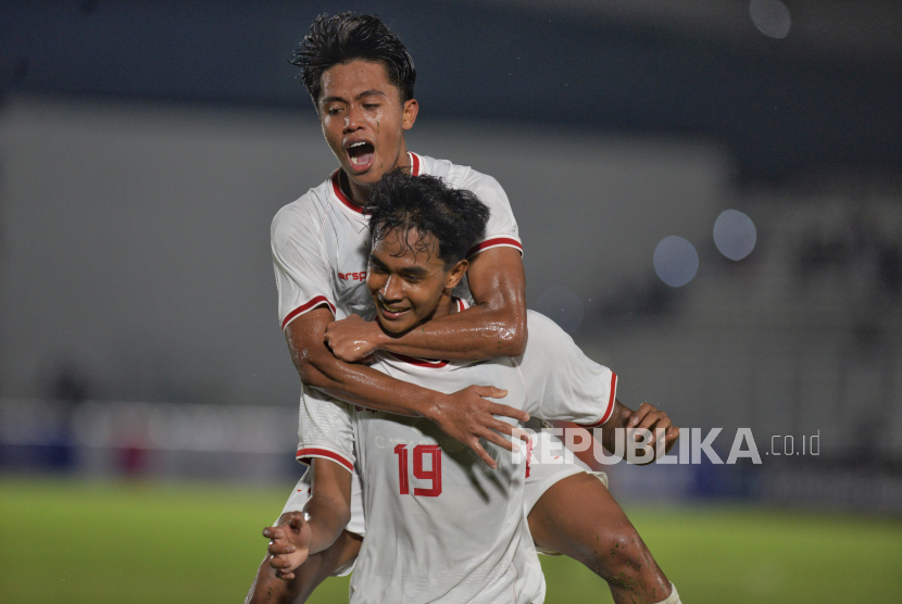 Pemain Timnas Indonesia U-20 Muhamad Ragil bersama rekan setimnya melakukan selebrasi usai mencetsk gol ke gawang Timnas Timor Leste U-20 pada laga Grup F Kualifikasi Piala Asia U-20 2025 di Stadion Madya, Senayan, Jakarta , Jumat (27/9/2024). Garuda Muda berhasil menang dengan Skor 3-1.