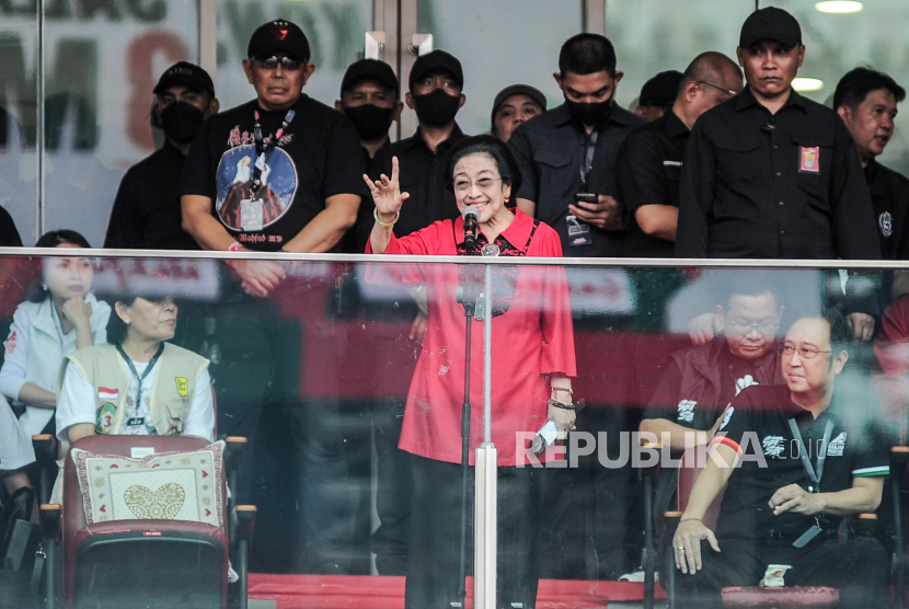 Ketua Umum PDIP Megawati Soekarnoputri menyampaikan sambutan saat acara Konser Salam M3tal (Menang Total) di Stadion Utama Gelora Bung Karno, Jakarta, Sabtu (3/2/2024). Kampanye yang mengangkat tema Harapan Jutaan Rakyat dan Konser Salam Metal Menang Total dihadiri ribuan relawan Ganjar-Mahfud dari Jakarta, Banten, dan Jawa Barat.