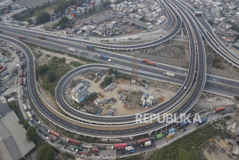 Foto udara kendaraan melintas di Tol Cibitung-Cilincing seksi 4 di Jakarta Utara, Rabu (16/8/2023). PT Cibitung Tanjung Priok Port Tollways (PT CTP) akan memberlakukan tarif di Jalan Tol Cibitung-Cilincing seksi 4 yang memiliki panjang 7,285 km sesuai Keputusan Menteri PUPR, SK Nomor : 800/KPTS/M/202 dan untuk saat ini Jalan Tol Cibitung-Cilincing dari seksi 1 sampai dengan 4 telah beroperasi penuh, dan khusus dalam rangka HUT ke-78 Kemerdekaan RI  diberikan diskon 15 persen hingga 52 persen dari tanggal 19 Agustus -19 September 2023.  