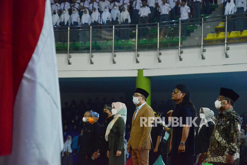  Dianggap Cocok Dampingi Kader KIB, Kang Emil: Saya kerja Maksimal Dulu. Foto:  Gus Miftah, Gubernur Jawa Barat Ridwan Kamil, para pejabat yang hadir dan para pelajar menyanyikan lagu kebangsaan Indonesia Raya pada acara Ceramah Kebangsaan bersama Gus Miftah di SOR Arcamanik, Kota Bandung, Kamis (4/8). Acara yang diikuti ribuan siswa SMA, SMK dan SLB ini dilaksanakan demi terwujudnya Jawa Barat yang damai dan toleran. Gus Miftah mengajak generasi muda untuk lebih mencintai bangsa dan negara, serta tidak terpengaruh oleh berbagai informasi dan pemahaman yang tak jarang menimbulkan konflik.