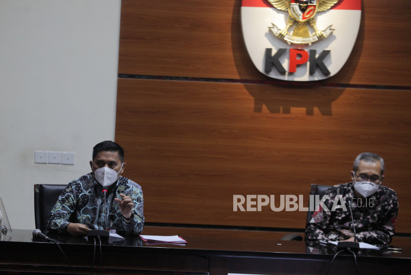 Wakil Ketua KPK Alexander Marwata (kanan) didampingi Deputi Penindakan KPK Karyoto (kiri) memberikan keterangan pers tentang Capaian Kinerja bidang Penindakan selama semester I/2021 di gedung KPK, Jakarta, Selasa (24/8/2021). 