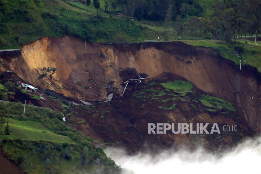  Daerah yang terkena tanah longsor di Alausi, Ekuador, Senin (27/3/2023). Tanah longsor besar terkubur, pada malam tanggal 26 Maret, sebuah lingkungan di kota Alausi, di provinsi Chimborazo, di pusat Andes Ekuador, di mana sebuah operasi penyelamatan korban masih terus dilakukan.