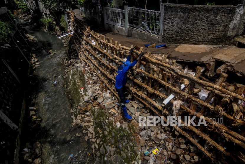 Petugas bersiap memperbaiki turap yang longsor ilustrasi. Petugas gabungan dari Suku Dinas Sumber Daya Air (Sudin SDA) dan Penanganan Prasarana dan Sarana Umum (PPSU) Jakarta Selatan menangani turap longsor di RT 11/RW 05, Kelurahan Bukit Duri, Kecamatan Tebet.