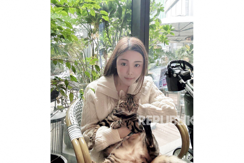 Dalam foto yang diambil dan disediakan oleh Pao Jo-yee ini, model Abby Choi, memegang seekor kucing, berpose untuk foto pada Sabtu (11/2/2023), di Hong Kong. Mantan suami dan mantan mertua model Hong Kong yang terbunuh itu ditahan tanpa jaminan pada Senin (27/2/ 2023), atas tuduhan pembunuhan bersama, setelah polisi menemukan bagian tubuhnya di lemari es.
