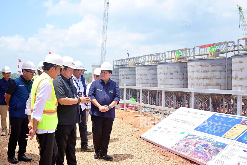 Presiden Jokowi saat meninjau Smelter Grade Alumina Refinery (SGAR) di Kabupaten Mempawah, Kalimantan Barat, (ilustrasi)