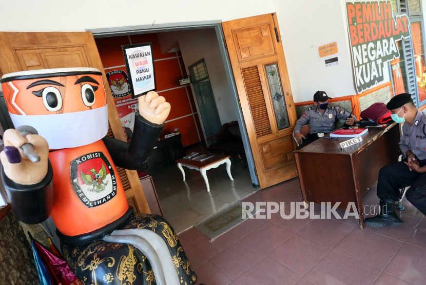 Polisi berjaga di depan pintu masuk kantor Komisi Pemilihan Umum Daerah (KPUD) Kota Blitar, Jawa Timur.  Komisi Pemilihan Umum (KPU) telah menyiapkan draf Peraturan KPU tentang penyelenggaraan pemilihan kepala daerah (Pilkada) 2020. Salah satu yang disusun adalah metode kampanye yang sesuai protokol pencegahan Covid-19