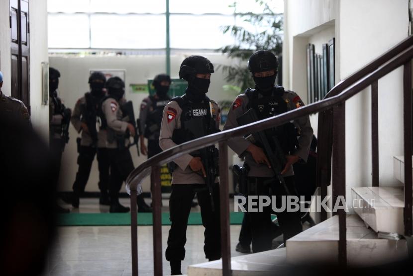 Terdakwa kasus dugaan serangan teror bom Thamrin Oman Rochman alias Aman Abdurrahman menjalani sidang pembacaan putusan (vonis) di Pengadilan Negeri Jakarta Selatan, Jumat (22/6).